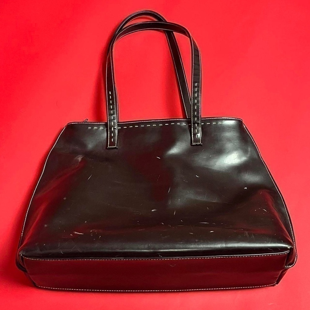 Big black leather tote with white threaded 
accents 🖤​​​​​​​​​​​​​​​​​​​​​​​